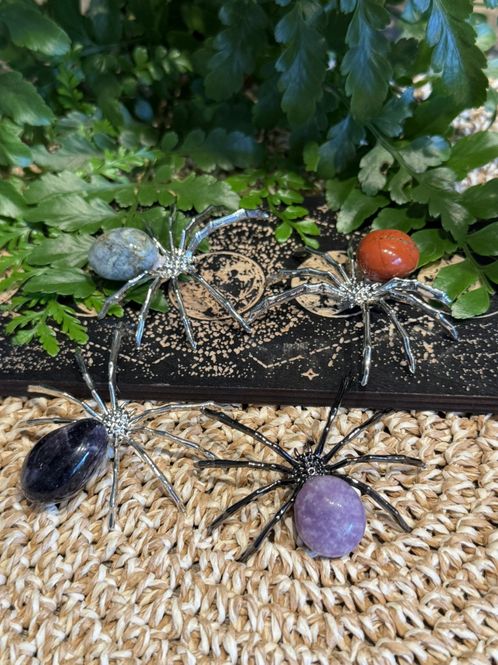 Hovedbilde Edderkopp i metall med bakkropp i krystall