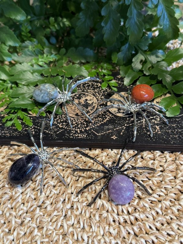 Edderkopp i metall med bakkropp i krystall